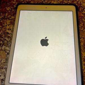 Apple I pad pro 9.7 inch         Rose gold